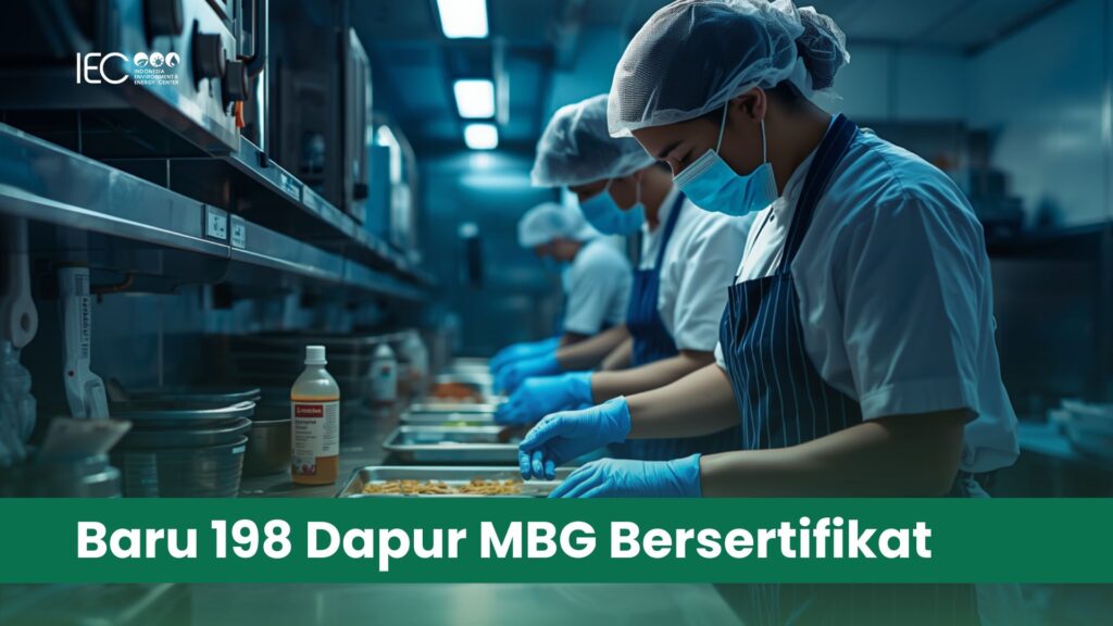 Petugas memantau sanitasi dapur MBG sesuai standar higiene